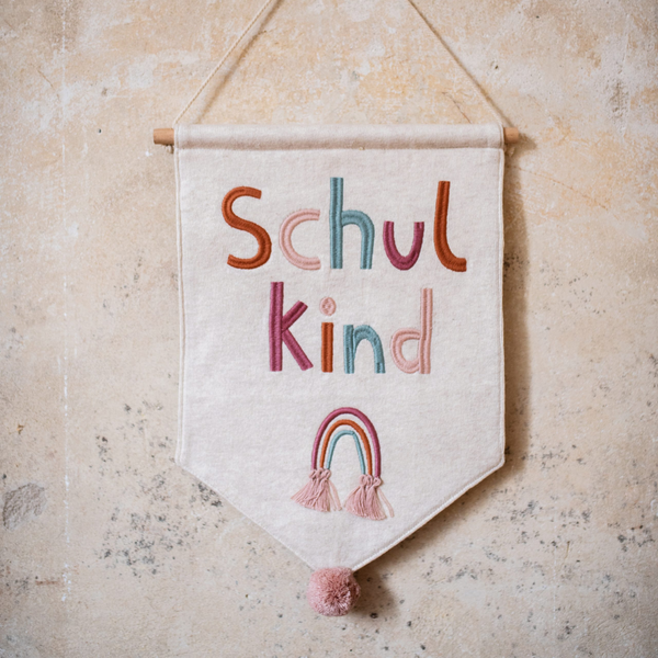 Wandbehang “Schulkind” mit Regenbogen von Ava & Yves