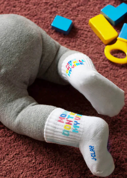 Socken mit "Mom, don´t kill my Vibe" Aufschrift für Babys und Kinder bis 4 Jahre